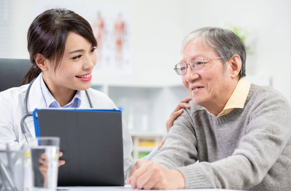 Dáng đi và sa sút trí tuệ: Khi bước chân trở thành tín hiệu cảnh báo sớm của não bộ